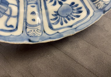 Un plat et deux assiettes en porcelaine de Chine en bleu et blanc de type kraak &agrave; d&eacute;cor de canards, Wanli